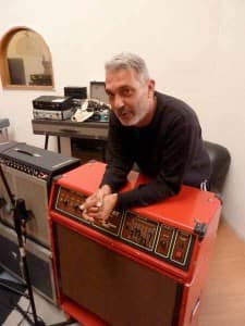 Tomaso con i suoi strumenti