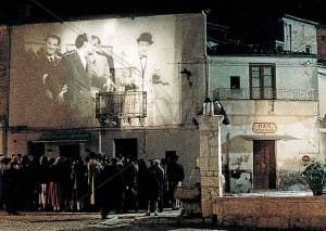 All’aperto in piazza in «Nuovo Cinema ParadisoK