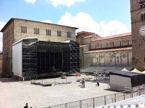 Ferite in piazza Duomo. 2