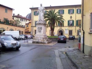 La statua del Forteguerri in piazza Spirito Santo