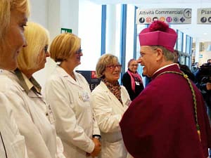 Il Vescovo conversa con il personale medico