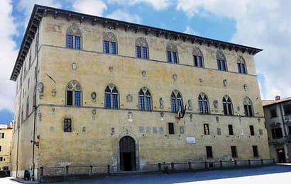 LASCIA UNA BORSA E UN FORCONE ALLA PORTA DELLA PROCURA: DENUNCIATO LASCIA UNA BORSA E UN FORCONE ALLA PORTA DELLA PROCURA: DENUNCIATO