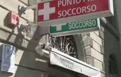 SCIATORE CADE SULLE PISTE DELL’ABETONE SCIATORE CADE SULLE PISTE DELL’ABETONE