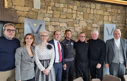 DALL’AUSTRALIA A MONTEMURLO PER CONOSCERE IL “CALCIO ALL’ITALIANA”. IL BENVENUTO DEL SINDACO CALAMAI AD ALESSANDRO DIAMANTI, ALLENATORE DEL MELBOURNE CITY DALL’AUSTRALIA A MONTEMURLO PER CONOSCERE IL “CALCIO ALL’ITALIANA”. IL BENVENUTO DEL SINDACO CALAMAI AD ALESSANDRO DIAMANTI, ALLENATORE DEL MELBOURNE CITY
